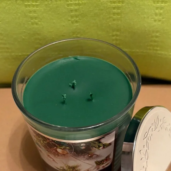 Hallmark Twinkling Tinsel 16 oz Candle - Festive Green - Picture 4 of 5